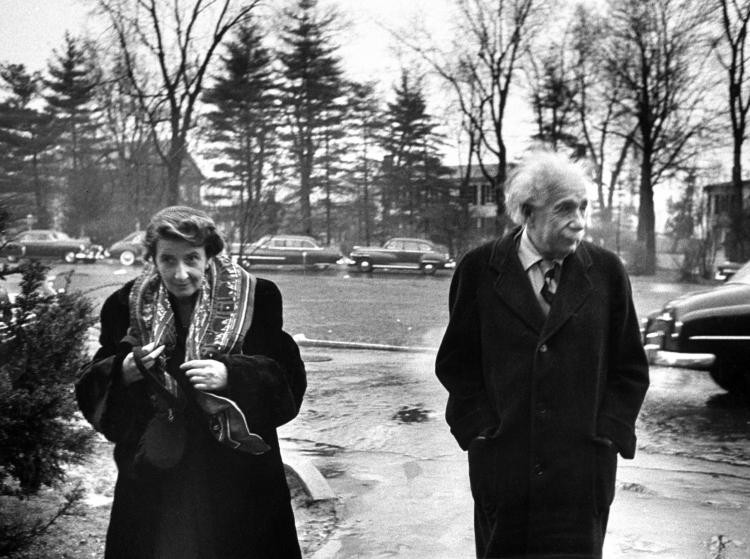  Thiên tài Albert Einstein đi bộ cùng bà Valentine Bargmann ở bên ngoài ngôi nhà của nhà vật lý này ở Princeton, New Jersey, Mỹ ngày 14/3/1953.